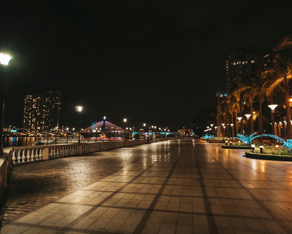 Walking-street-for-tourists-in-Danang-city-at-night