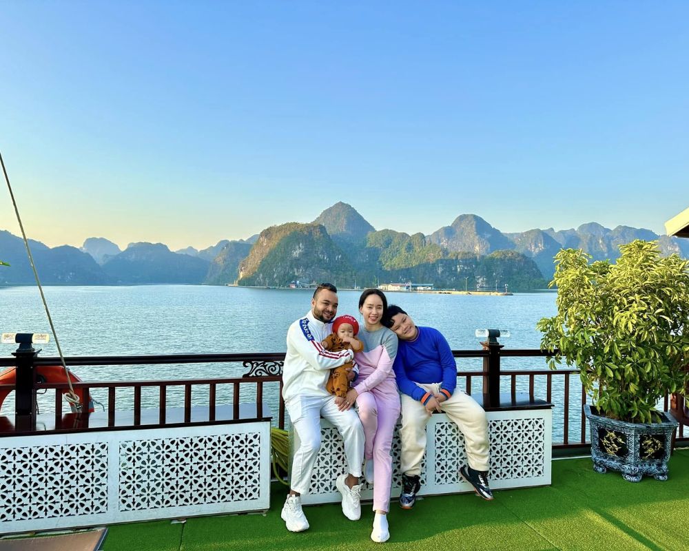 A-family-welcome-the-new-year-on-the-Halong-cruise