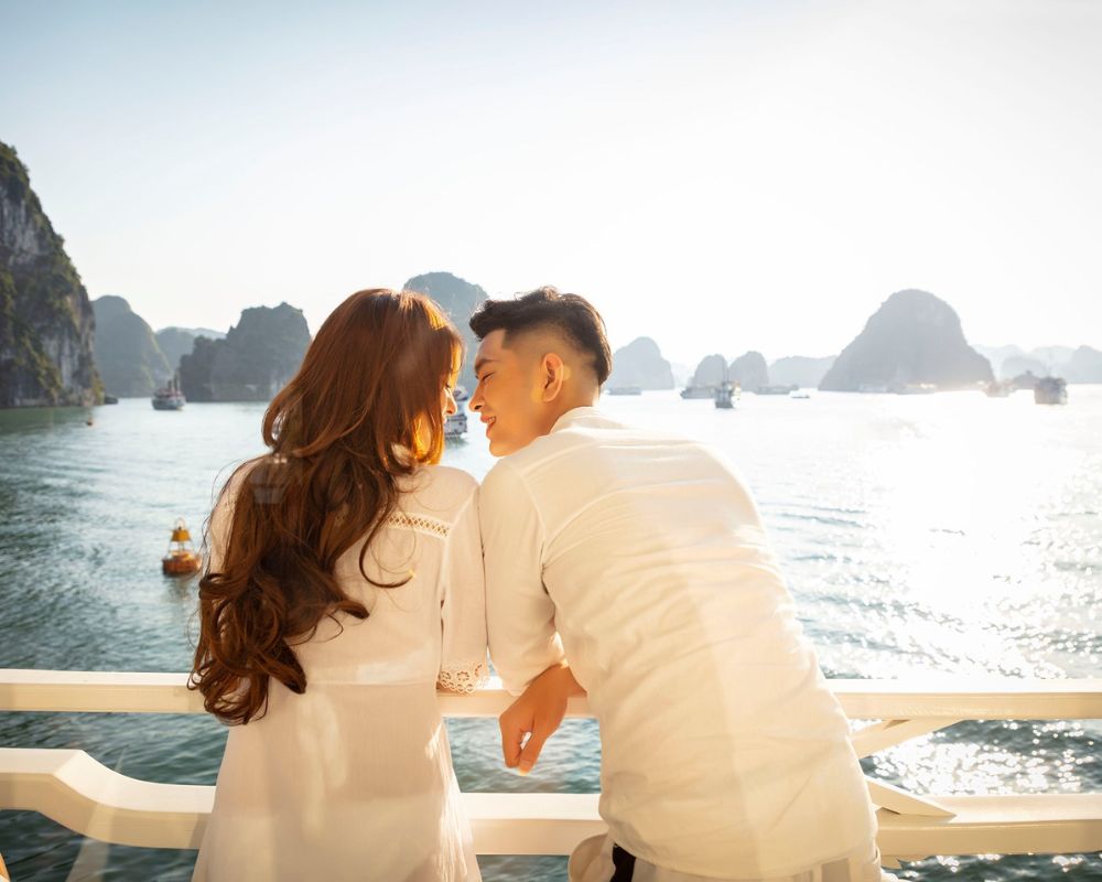 A-romantic-scenery-in-Halong-cruise