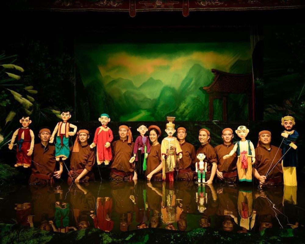 Actors-in-the-water-puppet-play-Emperor-Co-Lau