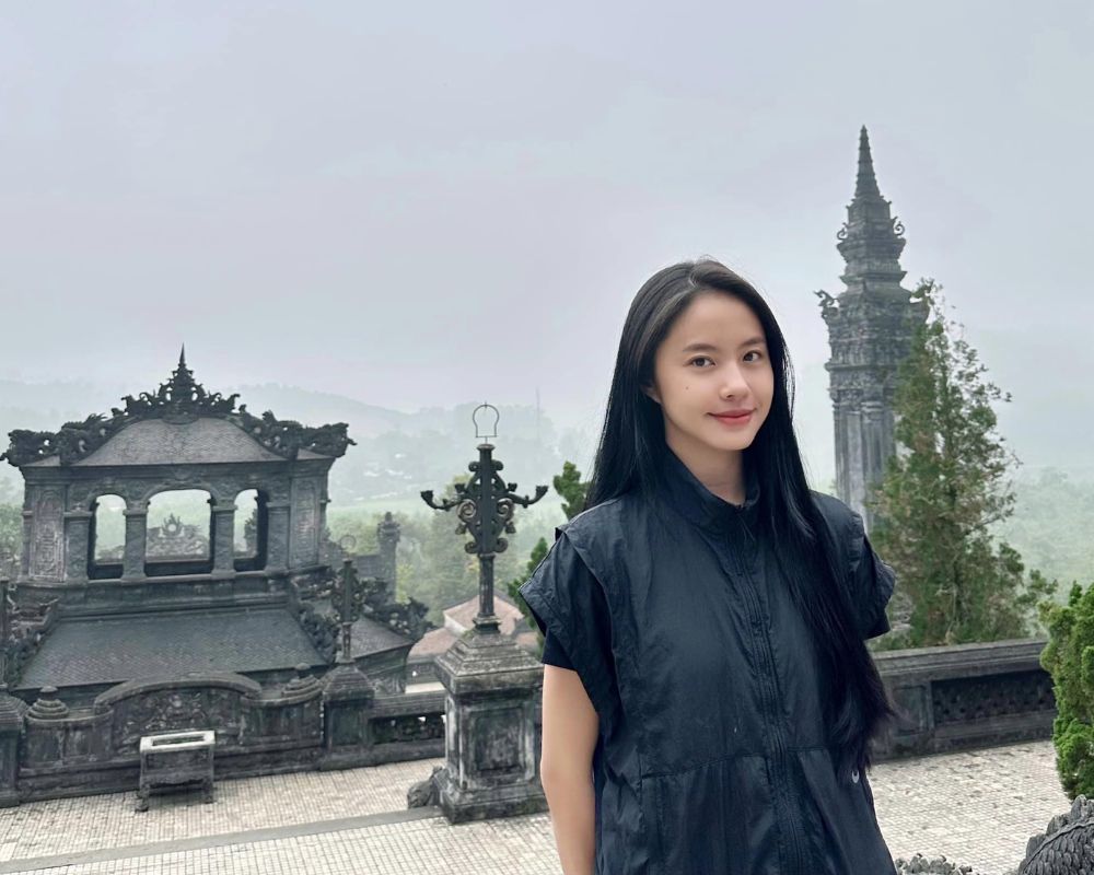 The-girl-taking-a-photo-at-Khai-Dinh-tomb