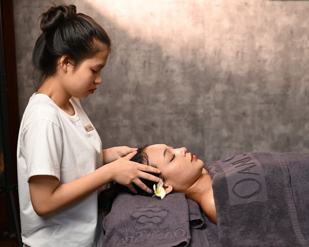 The-staff-of-Oani-Spa-is-massaging-the-customer-s-head