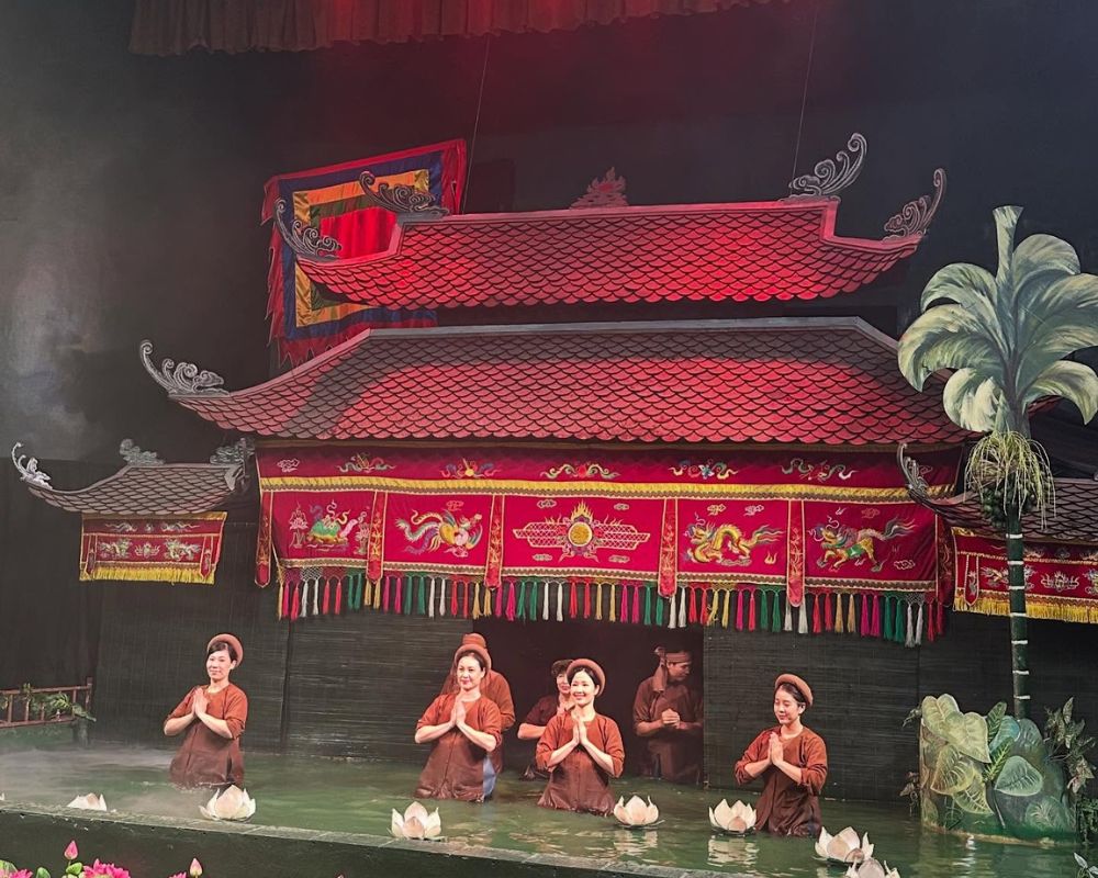 The-talented-artist-at-Thang-Long-water-puppet-theatre