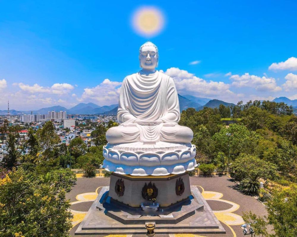 The-white-Gautama-Buddha-Statue