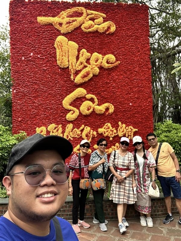 Tourists-take-souvenir-photos-at-Ngoc-Son-Temple