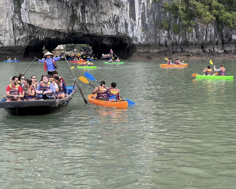 Explore-activities-when-participating-in-a-cruise-tour-in-Halong-Bay