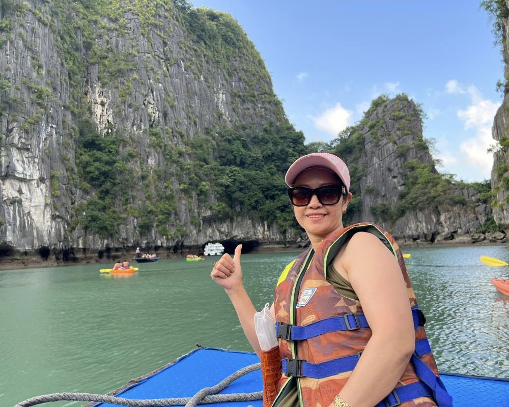 Explore-go-Kayaking-in-Halong-Bay