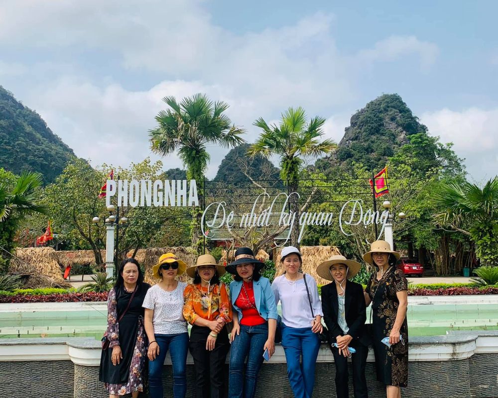 Tourist-traveling-Phong-Nha-Ke-Bang_1