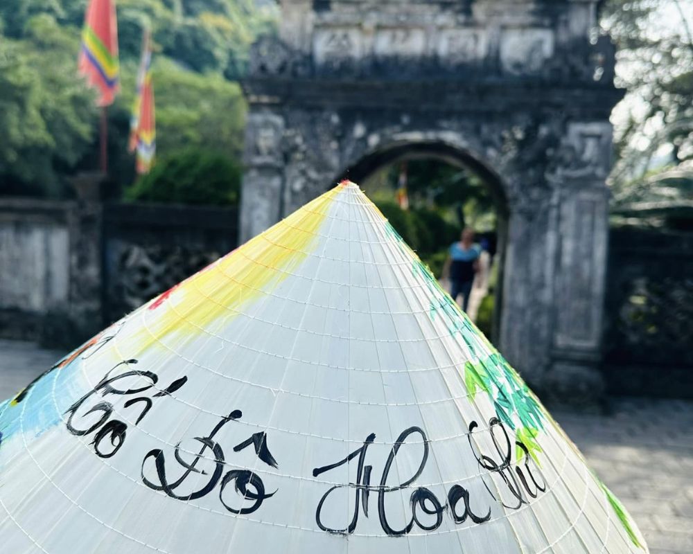 Vietnamese-conical-hats-printed-with-the-words-Hoa-Lu-Ancient-Capital