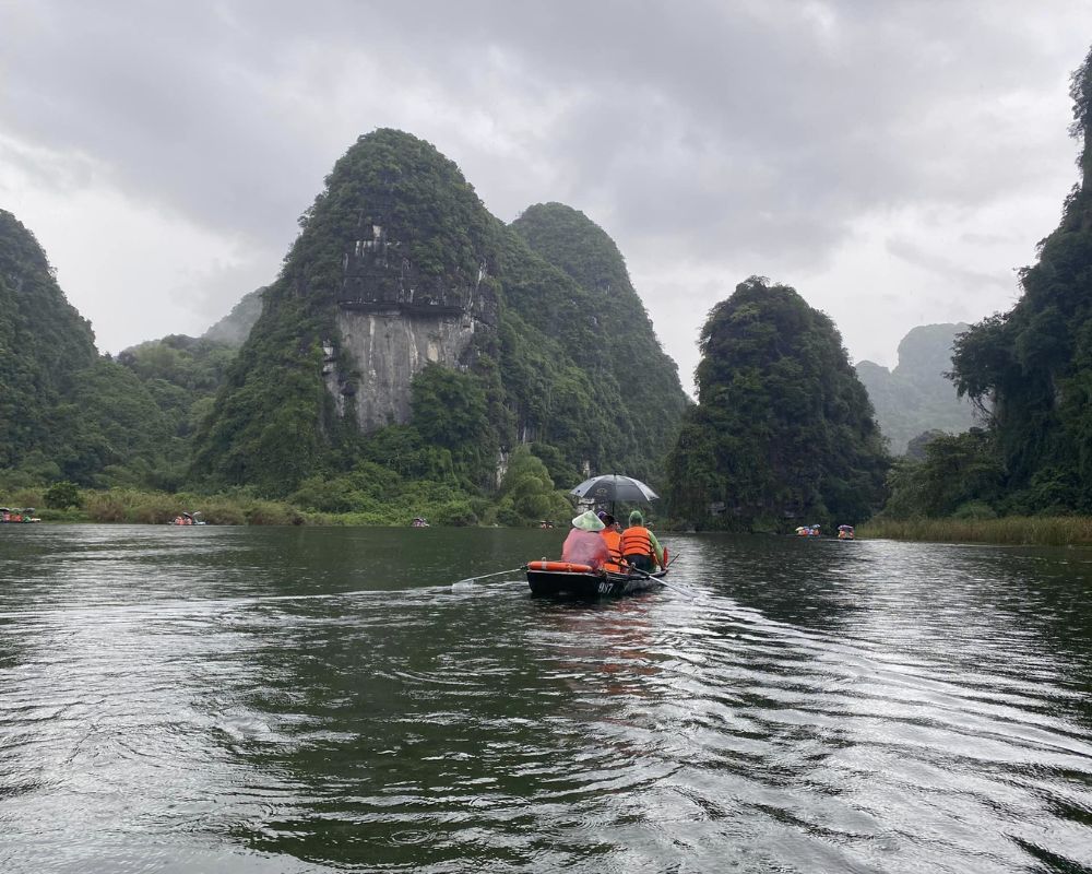 Visit-Trang-An-by-boat