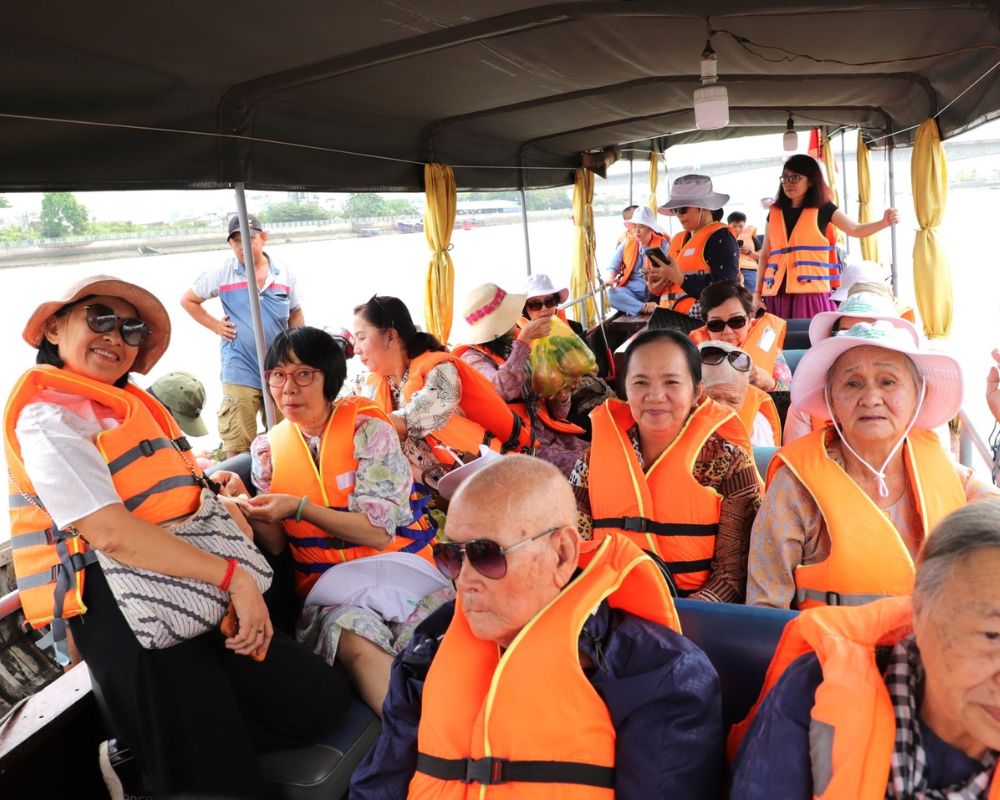 Tourists-go-a-boat-trip-for-tour-Ben-Tre-My-Tho-from-Cantho