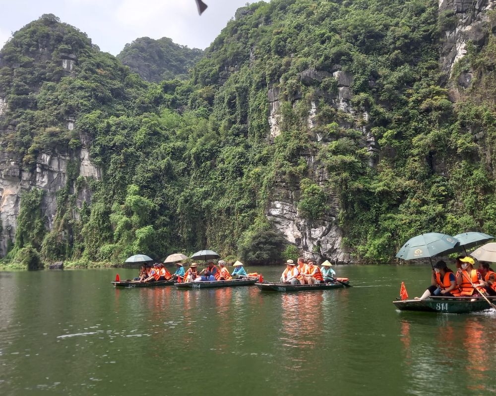 Sit-on-a-boat-to-admire-the-poetic-and-peaceful-scenery-of-Trang-An