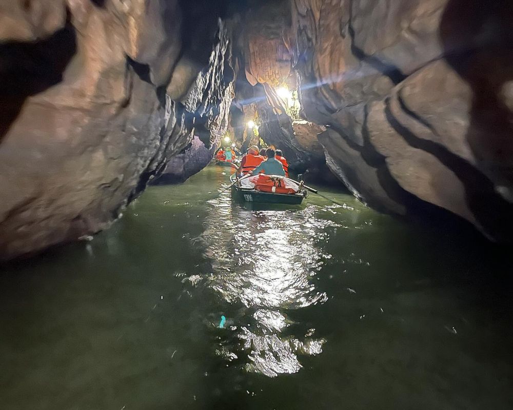 Take-a-boat-tour-to-explore-Trang-An-cave-Ninh-Binh