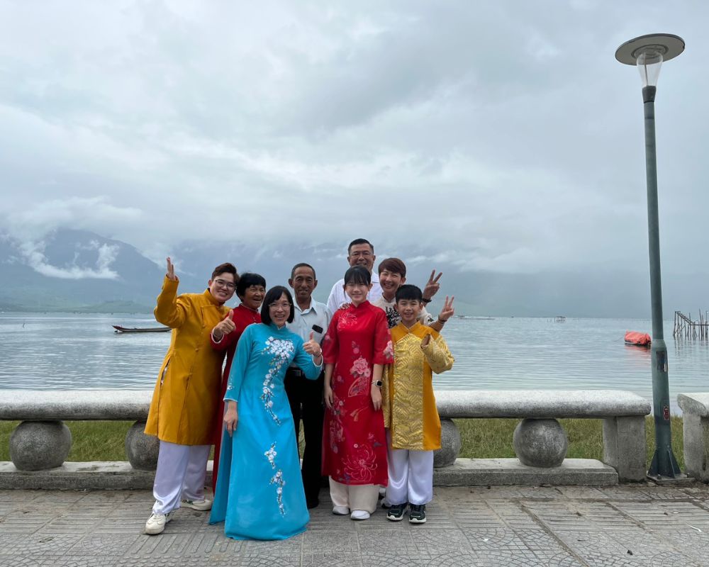 Tourists-stop-along-the-way-to-admire-the-scenery-and-rest