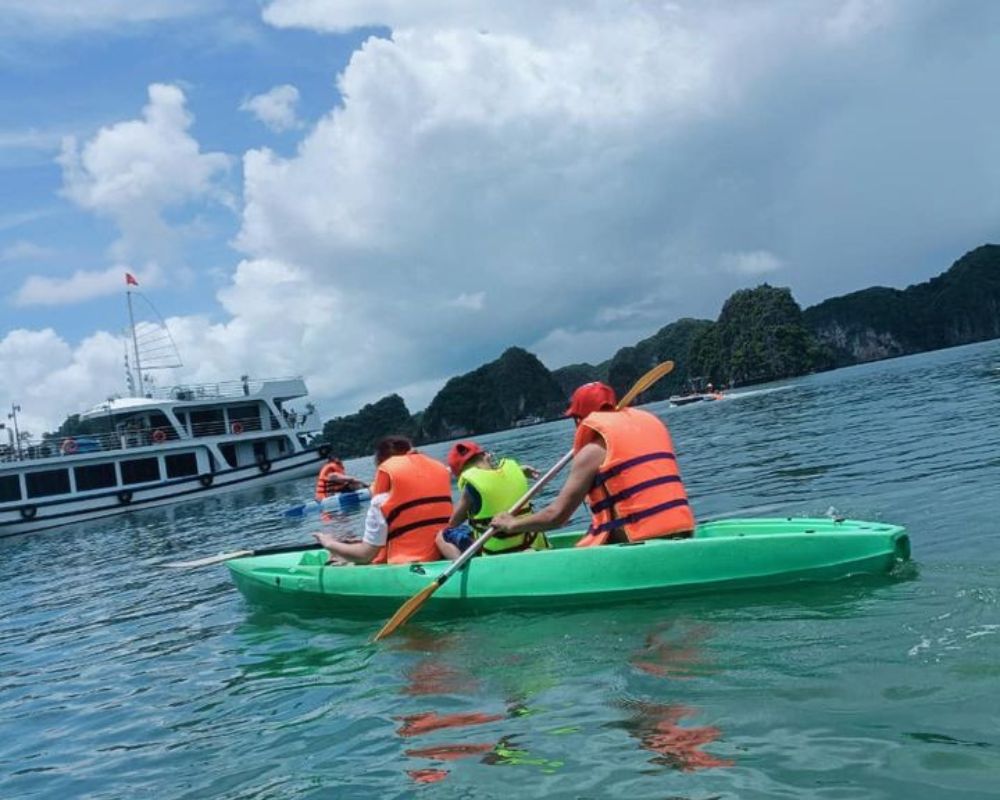 Kayaking-in-Lan-Ha-Bay