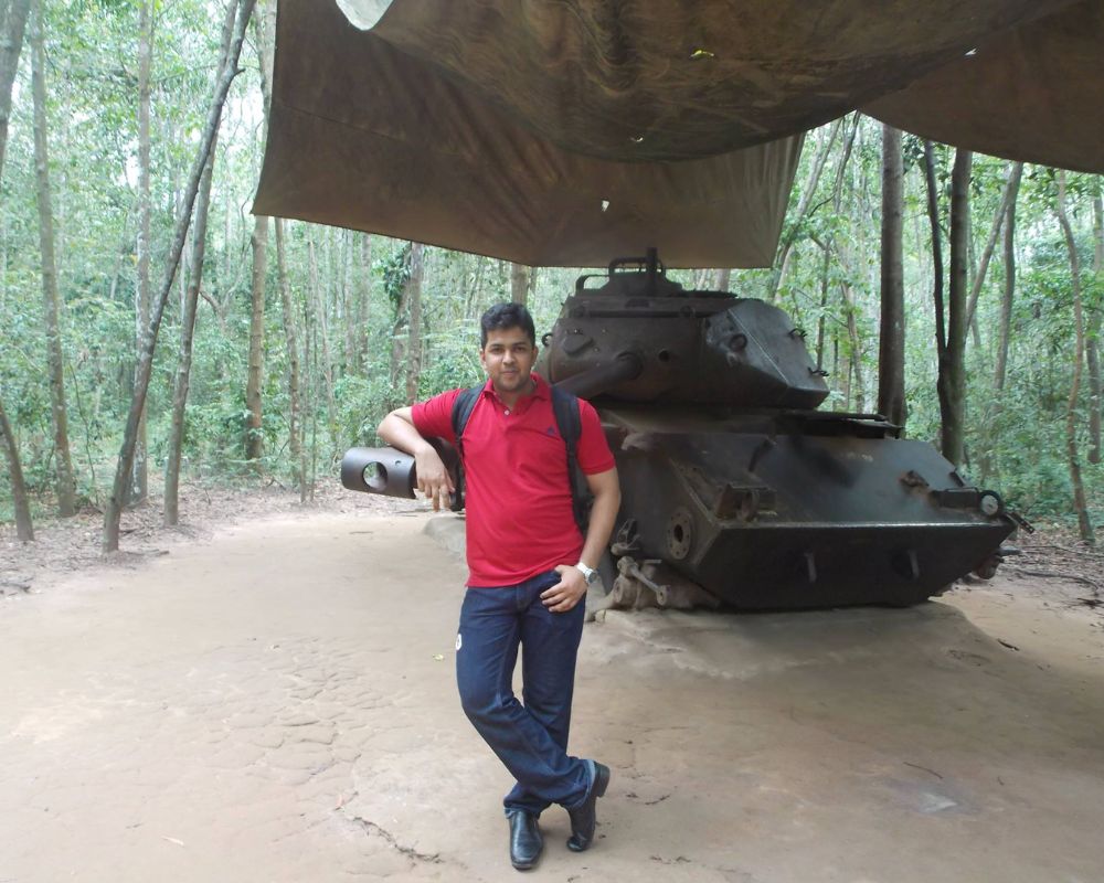 The-man-wears-a-red-clothe-standing-the-tank