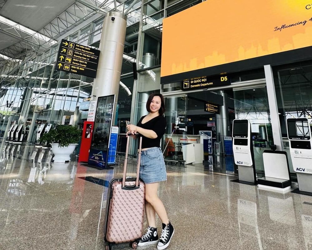 The-woman-taking-a-photo-at-Dalat-airport