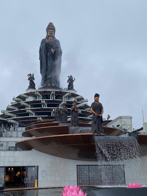 Visit-the-sacred-Buddha-Tay-Bon-Da-Son-on-Ba-Den-mountain