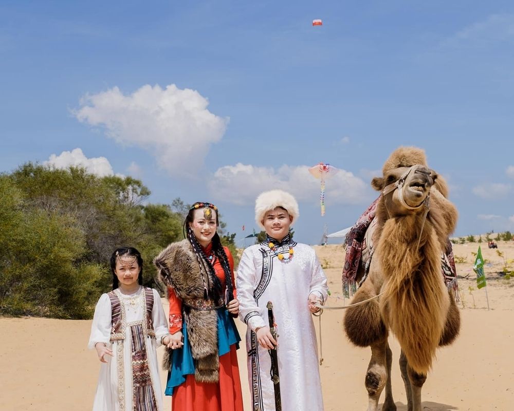 The-family-visited-Bau-Trang-and-took-photo-with-camel